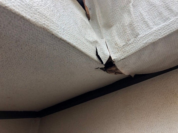 雨漏りからクロスはがれ