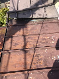下屋根傷んだ板金