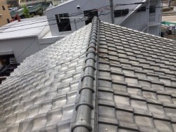 傷んだ和瓦屋根