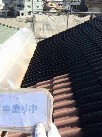 屋根遮熱塗装中塗り作業