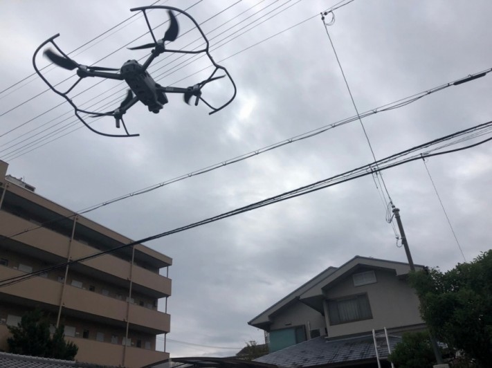 ドローンを飛ばして屋根調査