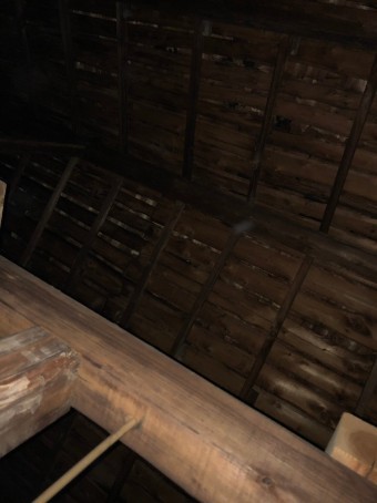 雨水が染みてきた小屋裏