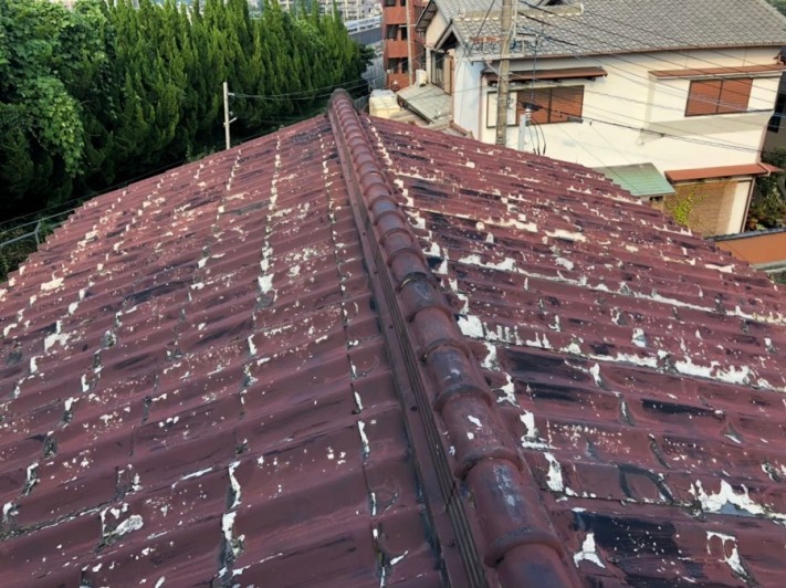 劣化して表面が剥がれた屋根