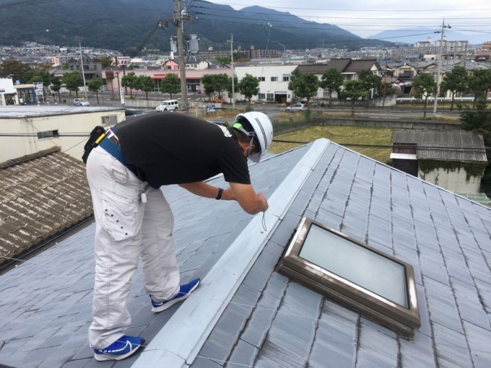 屋根に登って原因調査