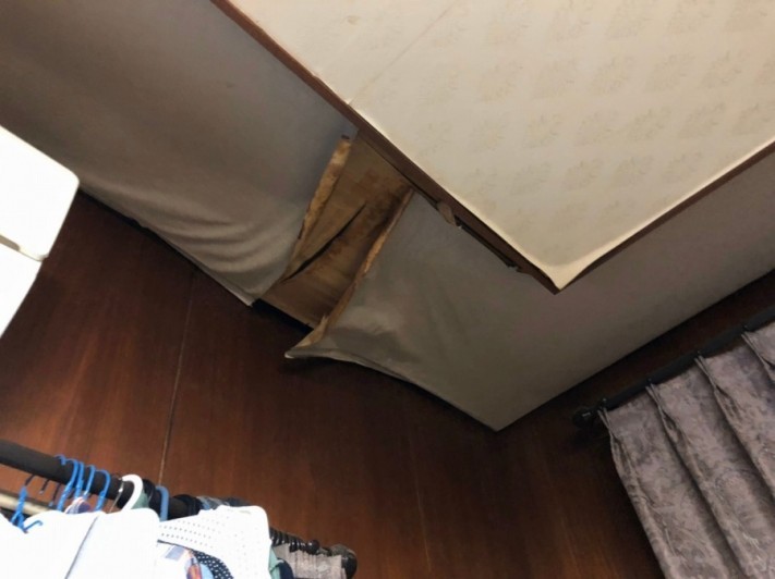 雨漏りして落ちてきた天井
