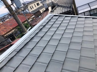 新しい棟板金を設置