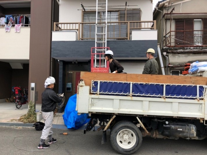 屋根積み込み作業