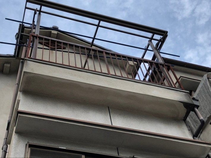 飛散したベランダ屋根