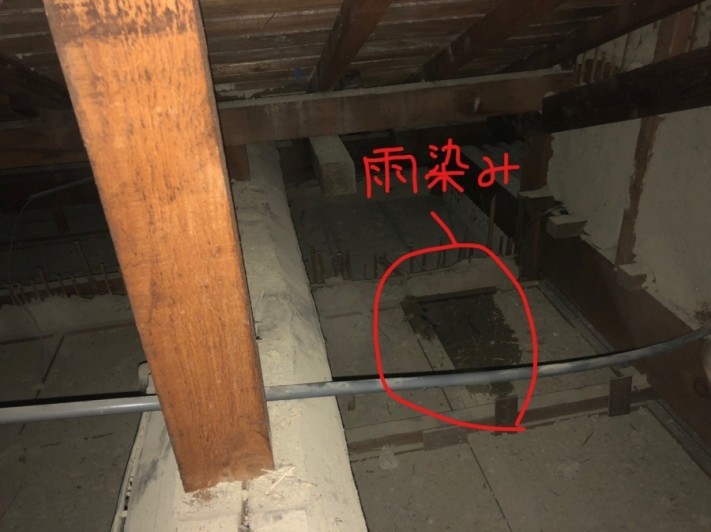 小屋裏雨染み