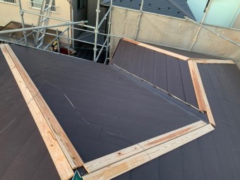 棟板金を残して屋根貼り込み完了