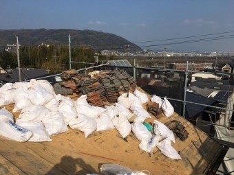 土嚢袋と和瓦