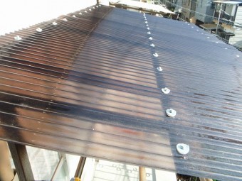 台風被害により波板交換