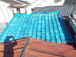 吹き飛んだ和瓦屋根
