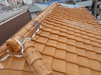 古くなって浮いてしまった瓦屋根
