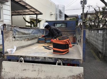 既存瓦の積荷