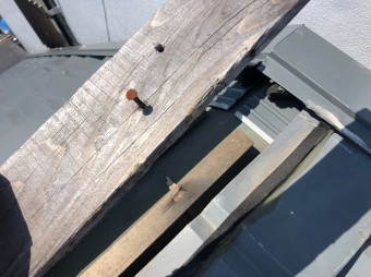 棟板金の破損