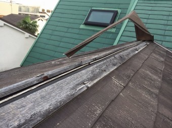 棟板金の破損
