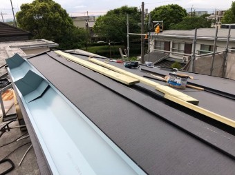 棟板金の設置