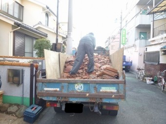 瓦積み込み