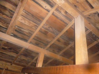 小屋裏雨染み