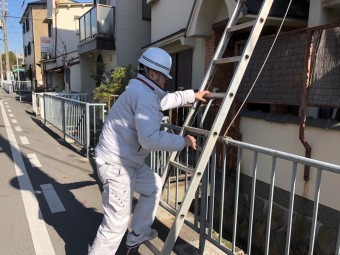 まず屋根に登って確認します