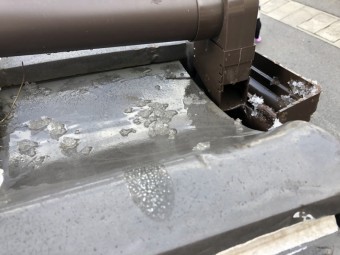 軒樋に入る