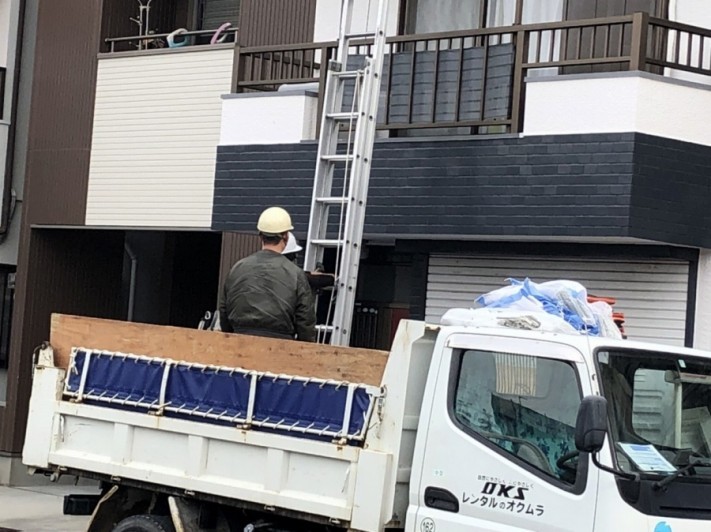 瓦積み込み