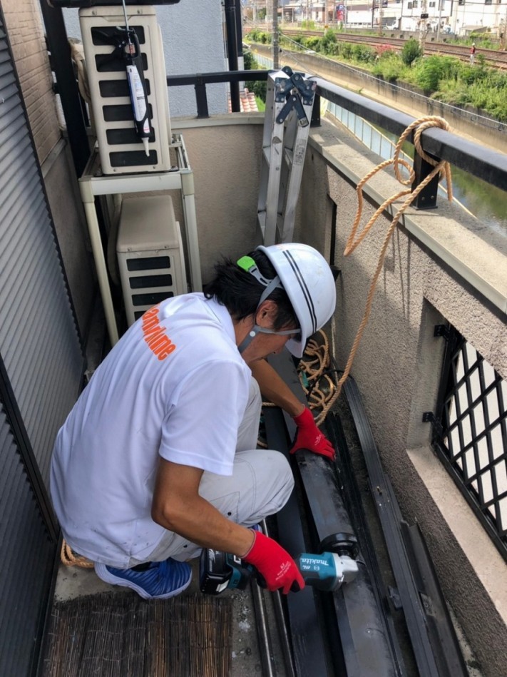 サンダーでカット