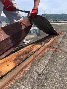 残った棟板金