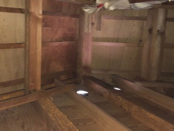 小屋裏の雨染み