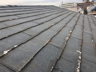 表面が劣化したスレート屋根