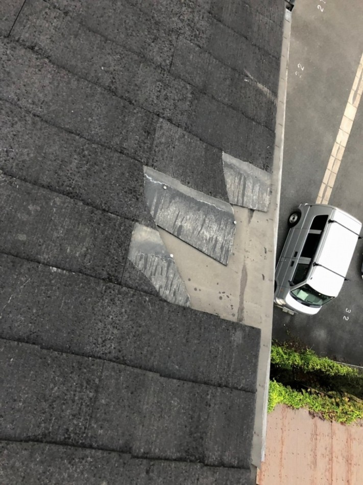 剥がれたスレート屋根