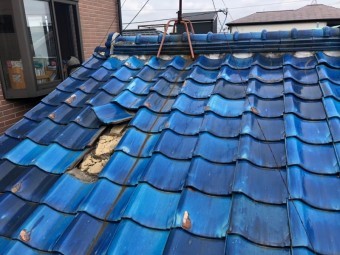 瓦が飛んでしまった屋根