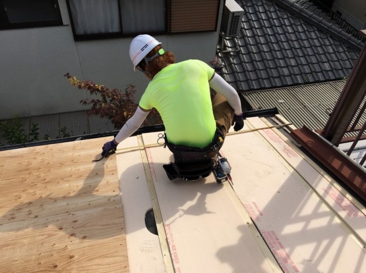 断熱材を入れて屋根下地つくり