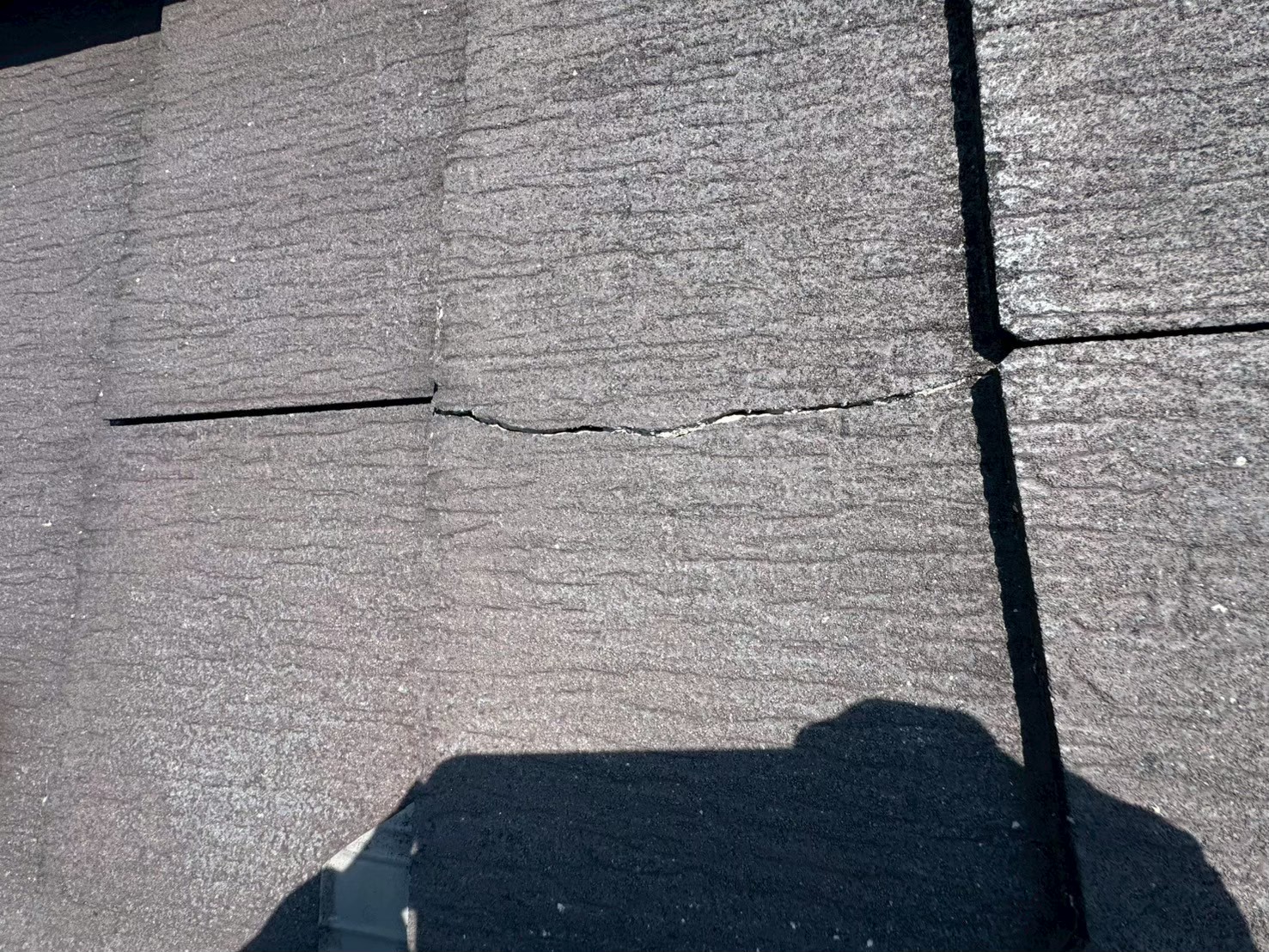 ひび割れたスレートの確認（写真1）