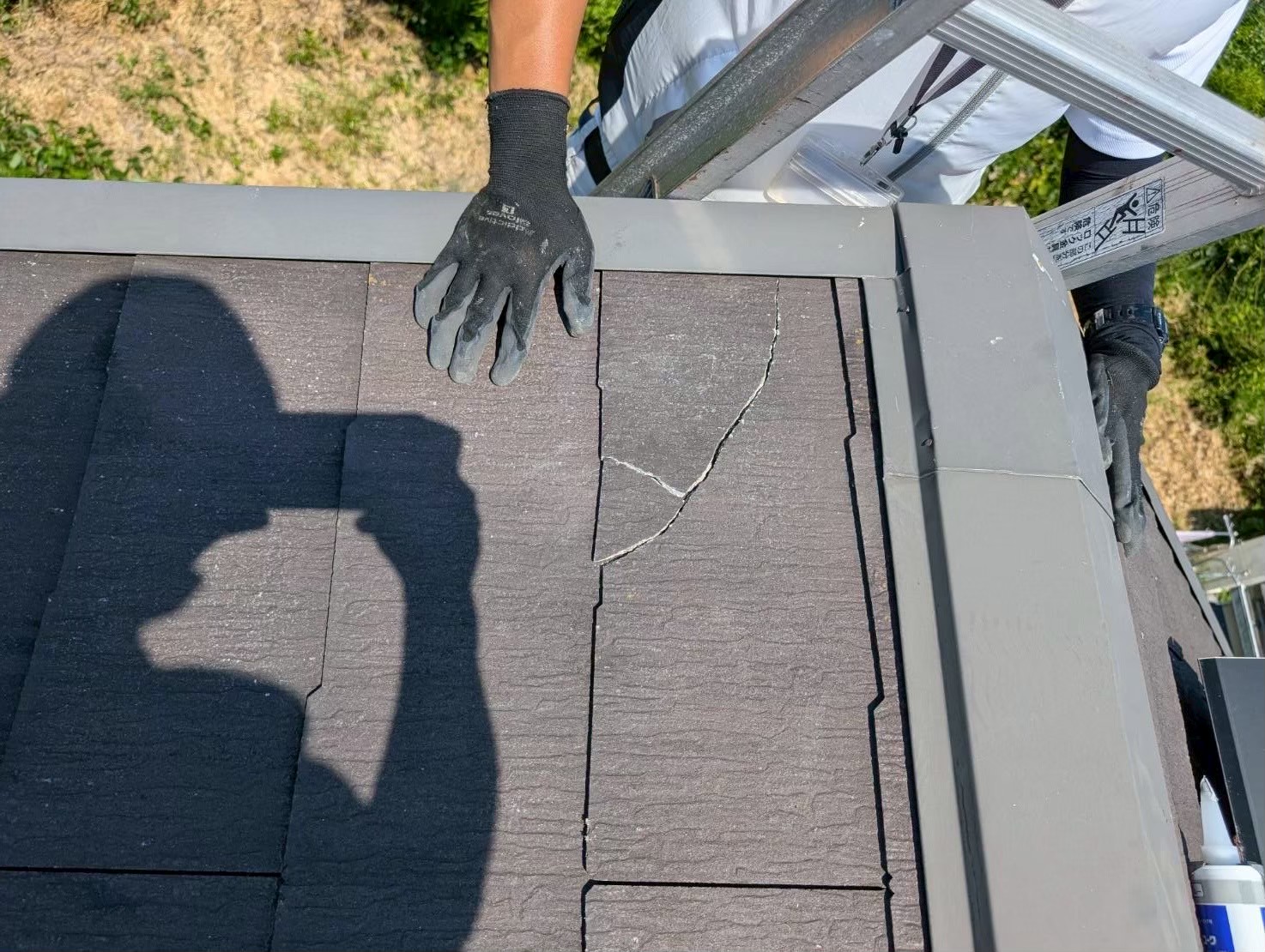 棟際の大きな破損（写真2）