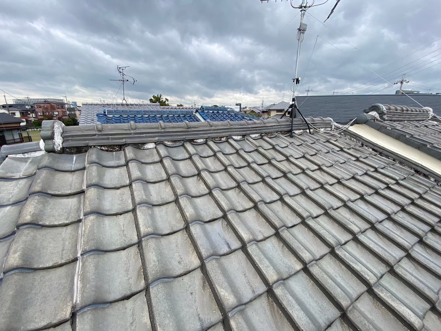 棟瓦周辺の漆喰の劣化（写真1）