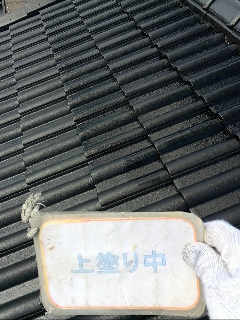 屋根遮熱塗装上塗り作業