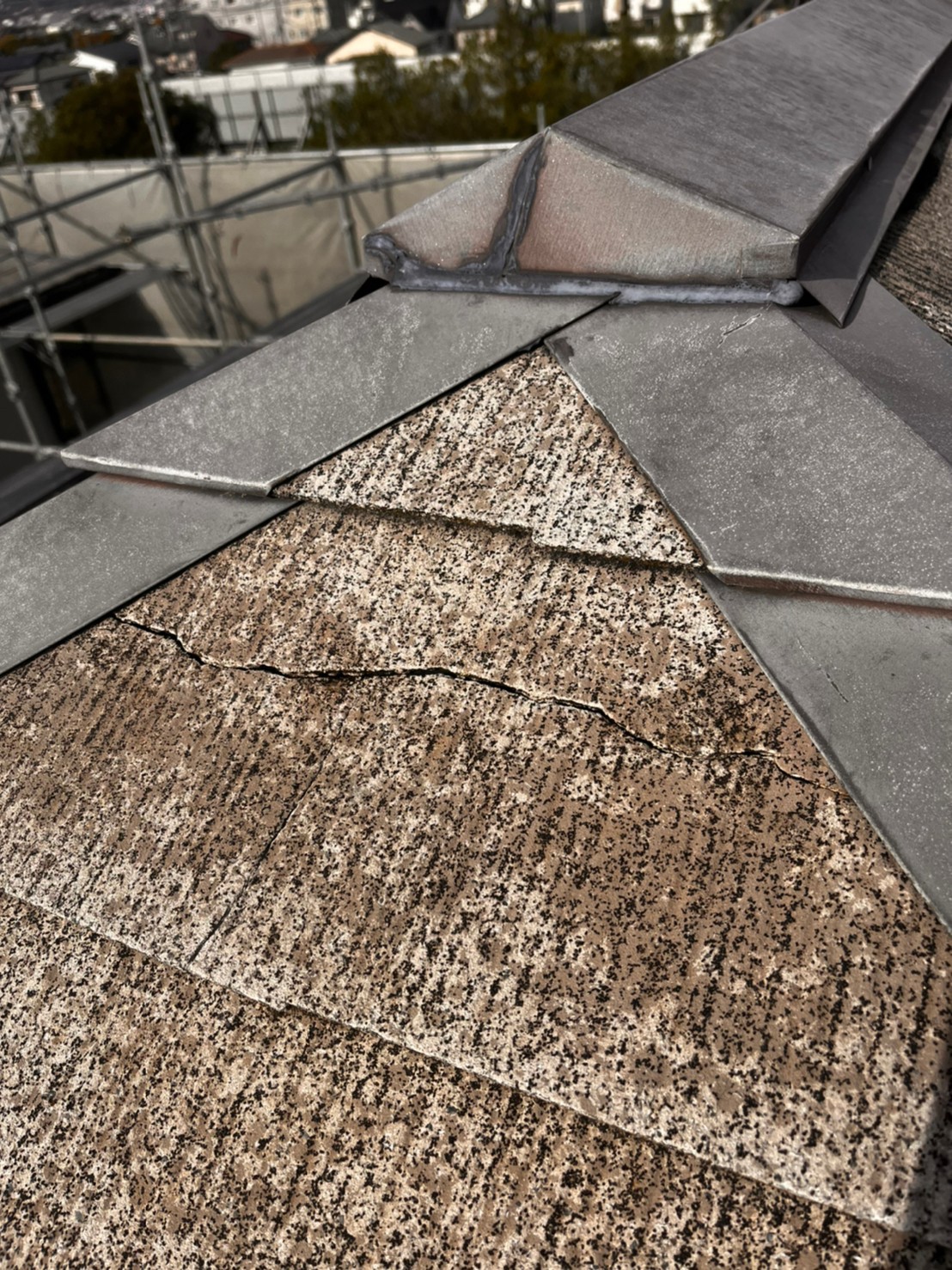 近江八幡市　スレート屋根のひび割れの下地補修