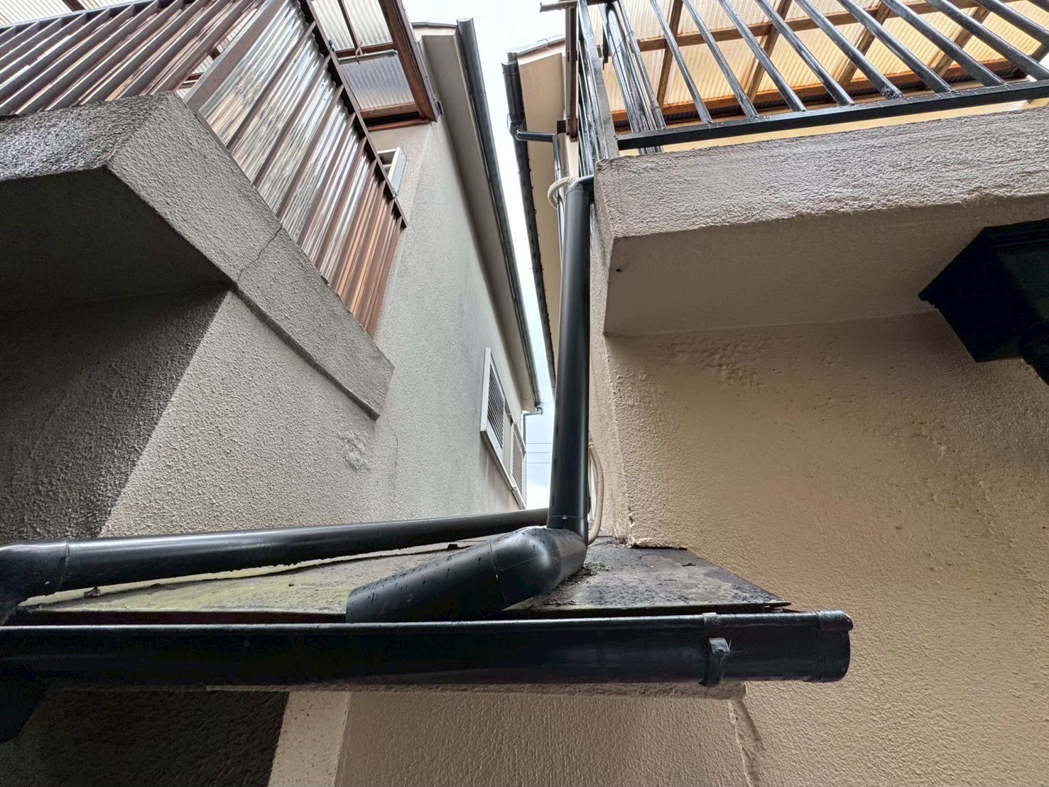 雨樋の長さ不足によるオーバーフロー