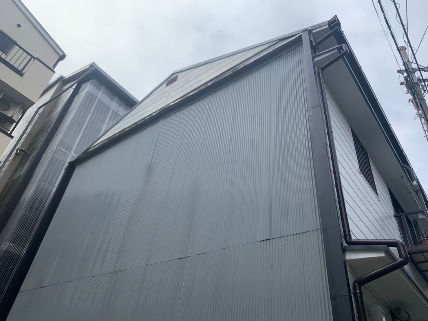 上部の板金仕上げと雨仕舞いの状態