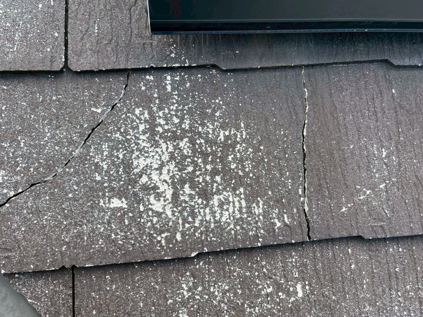 屋根端部のクラック（写真5）