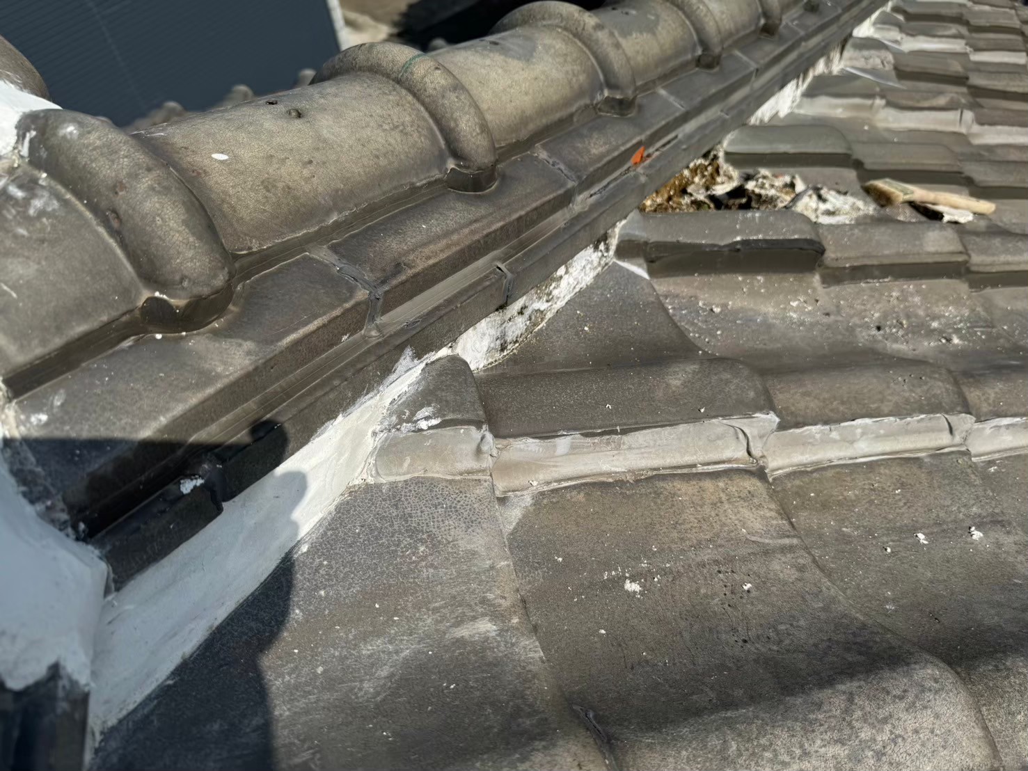 下り棟の漆喰剥離（写真3）