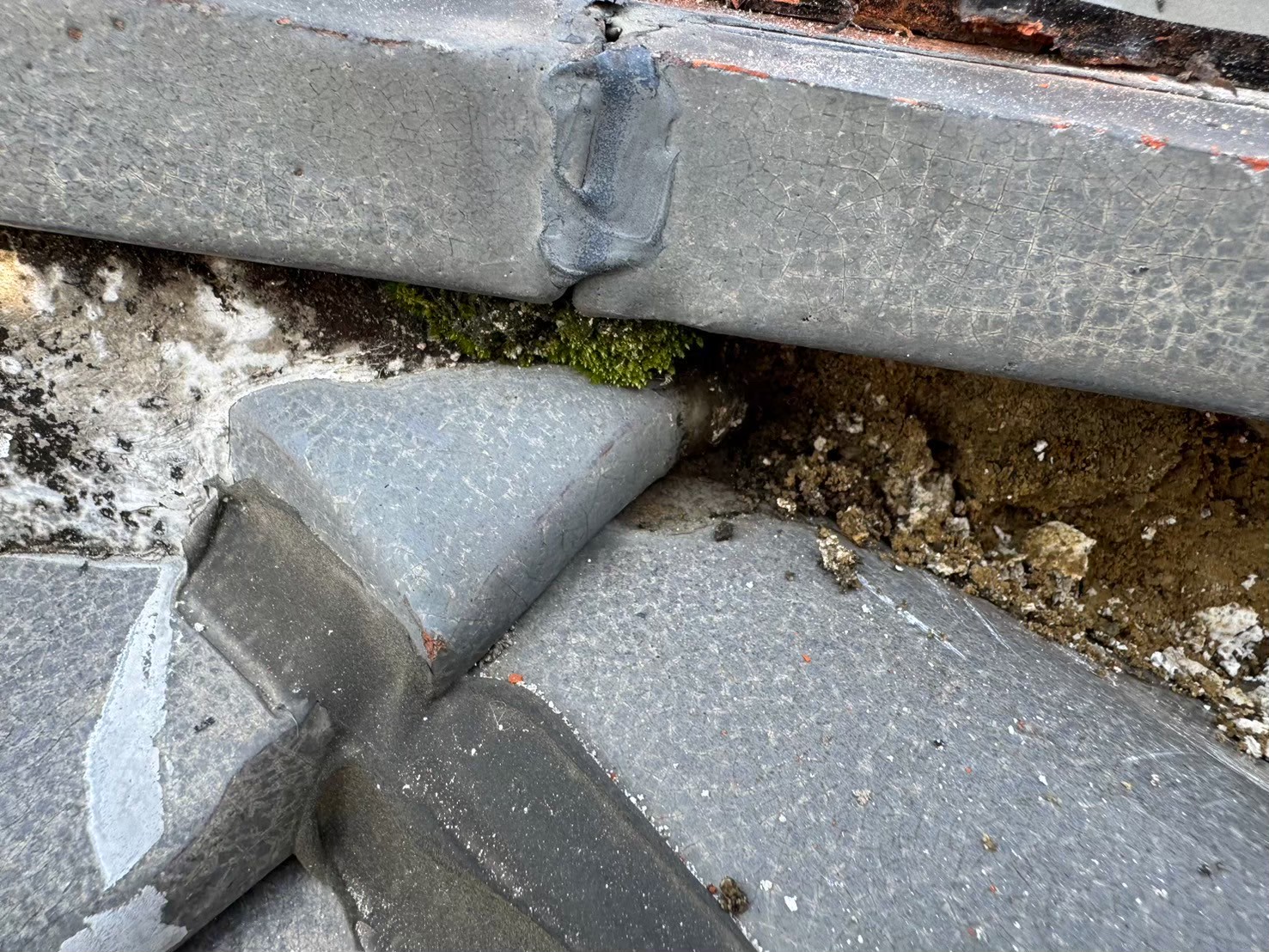 漆喰内部の土の露出（写真4）