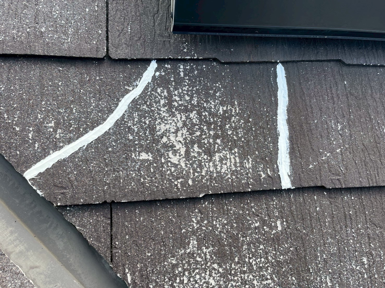 スレートひび割れへのシーリング補修（写真6）