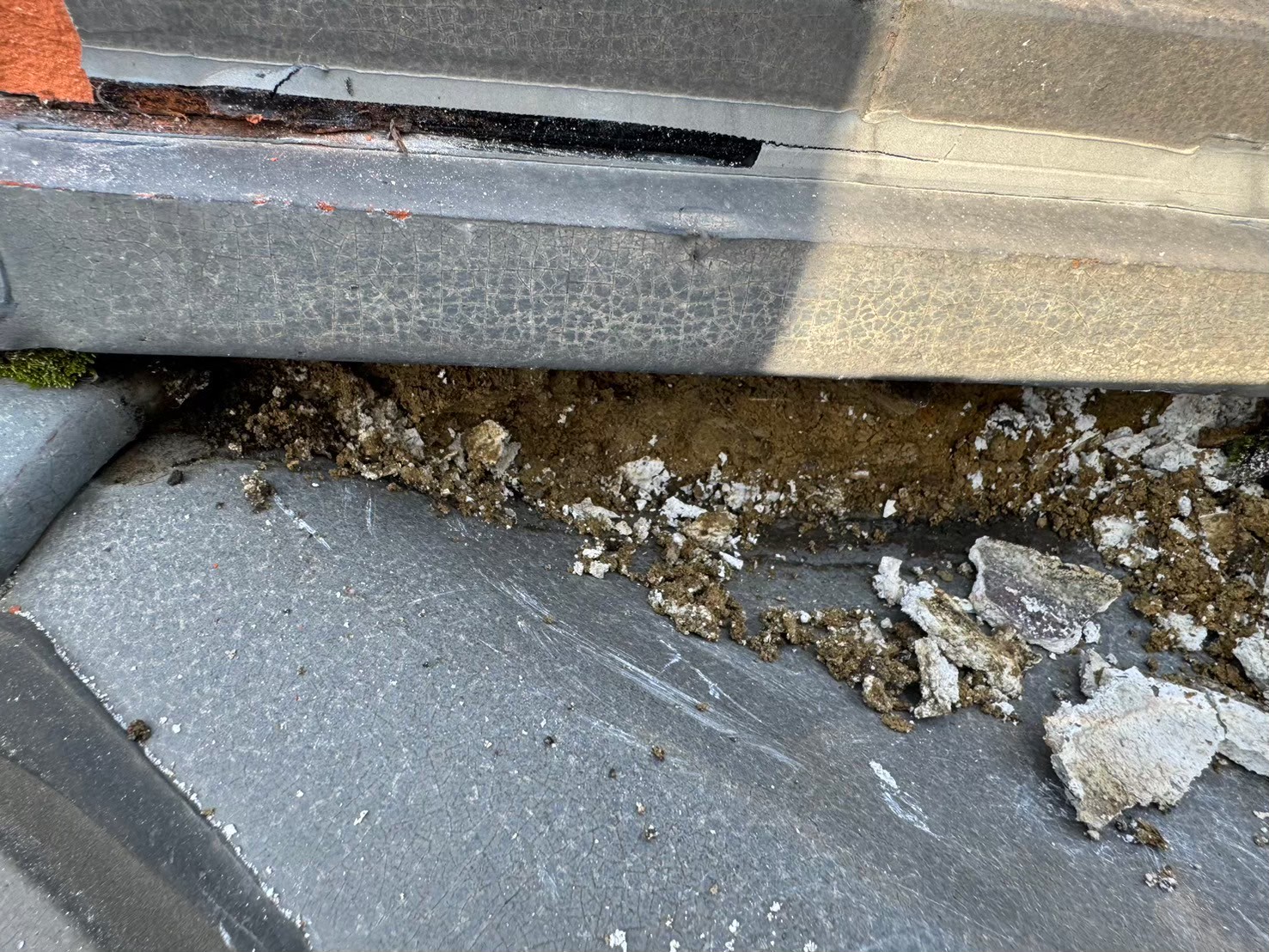 棟部分の土台崩れ（写真5）