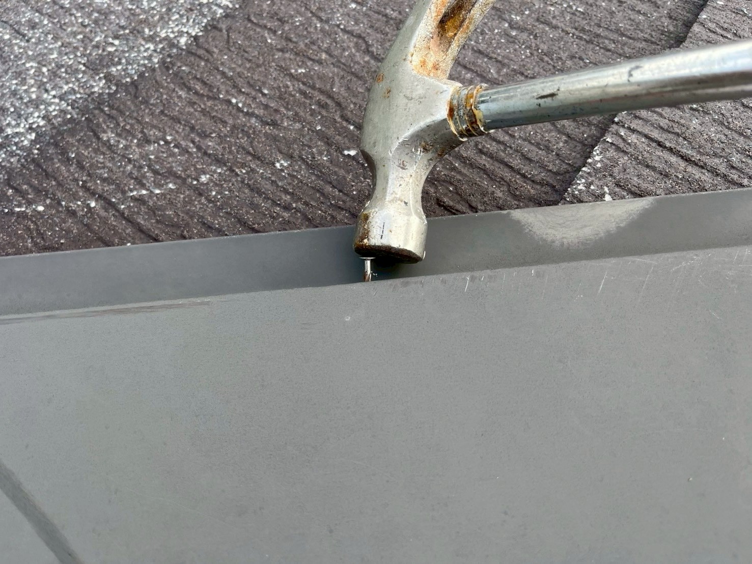 棟板金の固定釘の打ち直し（写真7）