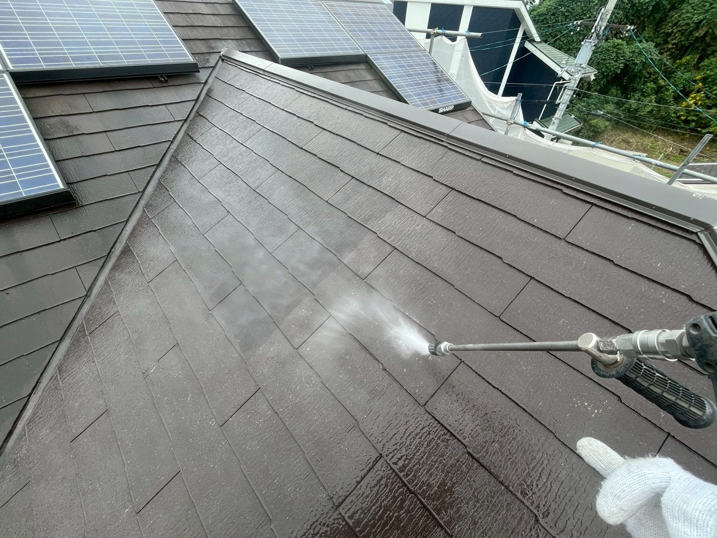 高圧洗浄による汚れと旧塗膜の除去（写真8）