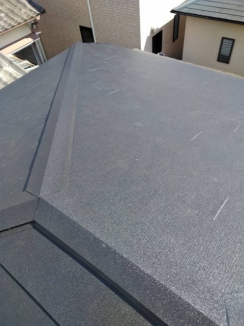 草津市野路で屋根の葺き替え工事が完了しました。