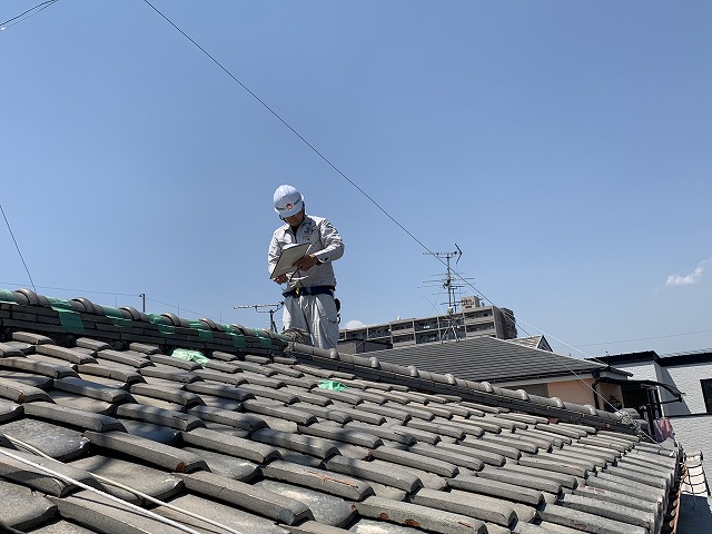 大津市真野で倒壊した棟瓦と陶器瓦屋根の現場調査に来ました。